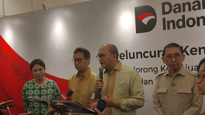 CEO Danantara Indonesia Rosan Roeslani (tengah) bersama Menteri Kesehatan Budi Gunadi Sadikin (kedua kiri), Menteri Kebudayaan Fadli Zon (kedua kanan), dan Ketua Danantara Indonesia Trust Nuraini Razak (kiri) memberikan keterangan kepada pers usai penandatanganan nota kesepahaman kemitraan strategis Danantara Indonesia Trust dengan sejumlah mitra di Jakarta, Senin (25/5/2026). ANTARA/Aria Ananda.