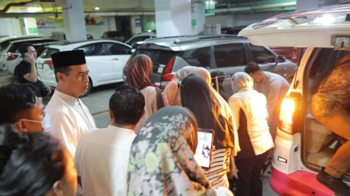 Menteri Pertanian Andi Amran Sulaiman menjadi salah satu pelayat pertama sekaligus turut mengantar jenazah ke ambulans Anggota IV Badan Pemeriksa Keuangan (BPK) Republik Indonesia Haerul Saleh dari RSUD Pasar Minggu, Jakarta, Jumat (8/5/2026). ANTARA/HO-Kementan/aa.