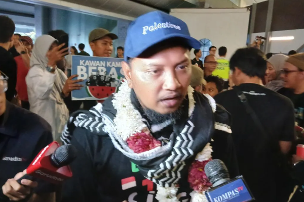 Seorang Warga Negara Indonesia (WNI) bernama Ronggo, relawan flotilla kemanusiaan ke Jalur Gaza menceritakan situasi penahanan oleh Zionis Israel usai berhasil kembali ke Indonesia pada Minggu (24/5/2026). ANTARA/Azmi Samsul M