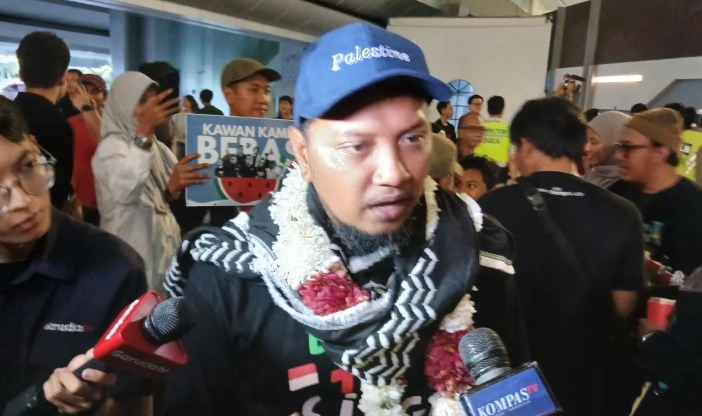 Seorang Warga Negara Indonesia (WNI) bernama Ronggo, relawan flotilla kemanusiaan ke Jalur Gaza menceritakan situasi penahanan oleh Zionis Israel usai berhasil kembali ke Indonesia pada Minggu (24/5/2026). ANTARA/Azmi Samsul M <b>(Antara)</b>