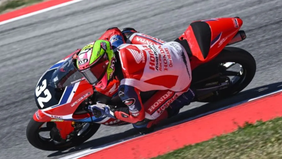 Pembalap muda Indonesia, Muhammad Kiandra Ramadhipa, sukses naik ke posisi kedua klasemen sementara Kejuaraan Dunia Moto3 Junior 2026 setelah revisi hasil race pertama putaran pembuka di Catalunya membuatnya resmi meraih podium. 