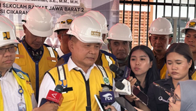 Kepala Staf Kepresidenan Dudung Abdurachman menjelaskan pernyataan Presiden Prabowo Subianto mengenai warga desa yang tidak menggunakan dolar AS dimaksudkan untuk menggambarkan kemandirian masyarakat desa yang mengandalkan sumber daya lokal.