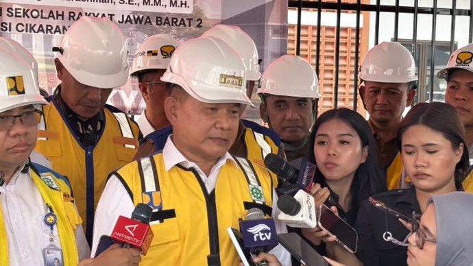 Kepala Staf Kepresidenan Jenderal TNI (Purn.) Dudung Abdurachman menjawab pertanyaan wartawan usai peninjauan pembangunan Sekolah Rakyat di Kabupaten Bekasi, Jawa Barat, Senin (18/5/2026). ANTARA/Prisca Triferna Violleta