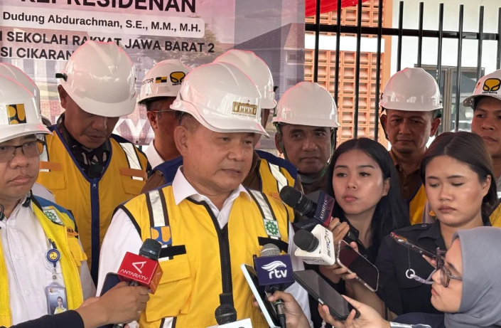 Kepala Staf Kepresidenan Jenderal TNI (Purn.) Dudung Abdurachman menjawab pertanyaan wartawan usai peninjauan pembangunan Sekolah Rakyat di Kabupaten Bekasi, Jawa Barat, Senin (18/5/2026). ANTARA/Prisca Triferna Violleta <b>(Antara)</b>