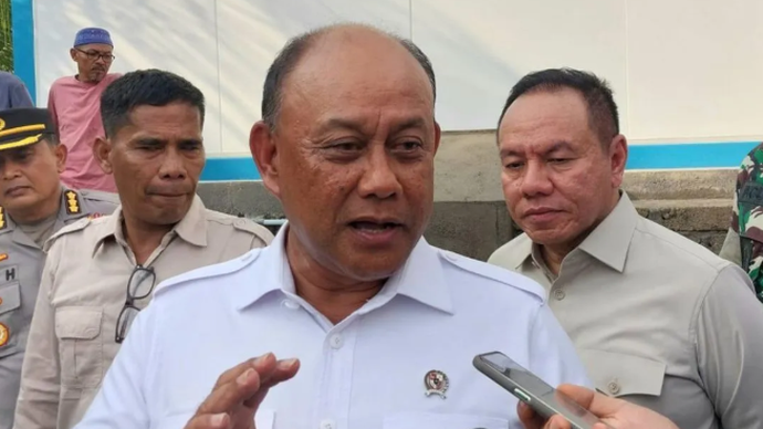 Kepala Badan Gizi Nasional (BGN) Dadan Hindayana dikonfirmasi wartawan usai meluncurkan Satuan Pelayanan Pemenuhan Gizi (SPPG) modular yang di bangun PT Krakatau Stell untuk daerah 3T di Desa Genggelang, Kecamatan Gangga Kabupaten Lombok Utara, Nusa Tenggara Barat (NTB) Selasa (12/5/2026). ANTARA/Nur Imansyah.