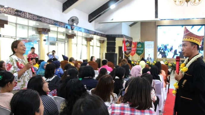 Mendukbangga/Kepala BKKBN Wihaji (kanan) berdialog dengan salah satu kader Tim Pendamping Keluarga (TPK) di Kabupaten Dairi, Sumatra Utara, Kamis (4/6/2026). ANTARA/HO-Kemendukbangga/BKKBN.