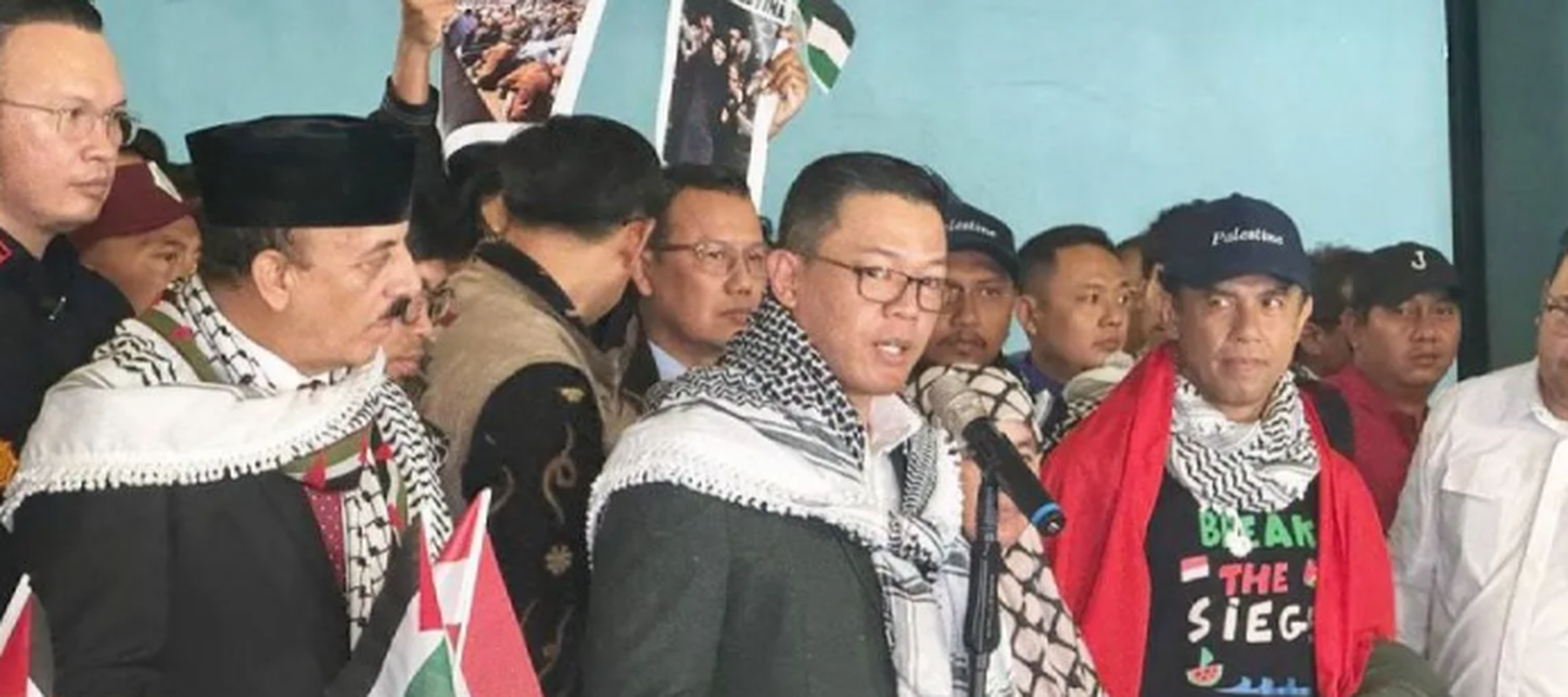 Menteri Luar Negeri RI Sugiono (tengah) dan Duta Besar Palestina untuk Indonesia Abdalfattah A.K. Al-Sattari (kiri) menyambut kepulangan sembilan WNI yang sempat ditangkap oleh Israel saat mengikuti misi kemanusiaan Global Sumud Flotilla (GSF) 2.0, d