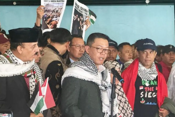 Menteri Luar Negeri RI Sugiono (tengah) dan Duta Besar Palestina untuk Indonesia Abdalfattah A.K. Al-Sattari (kiri) menyambut kepulangan sembilan WNI yang sempat ditangkap oleh Israel saat mengikuti misi kemanusiaan Global Sumud Flotilla (GSF) 2.0, d