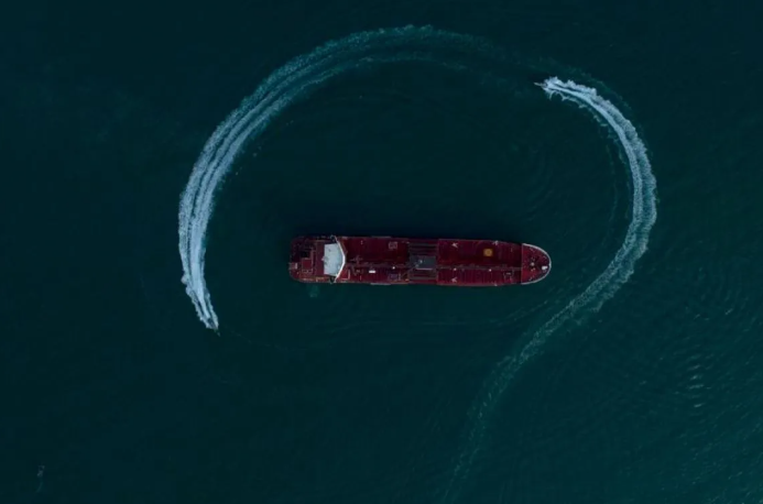 Foto yang dirilis pada 21 Juli 2019 ini menunjukkan kapal tanker minyak Inggris Stena Impero dikelilingi oleh perahu cepat Korps Garda Revolusi Islam Iran (IRGC) di Selat Hormuz, Iran. ANTARA/Xinhua/HO ISNA/Morteza Akhoundi <b>(Antara)</b>