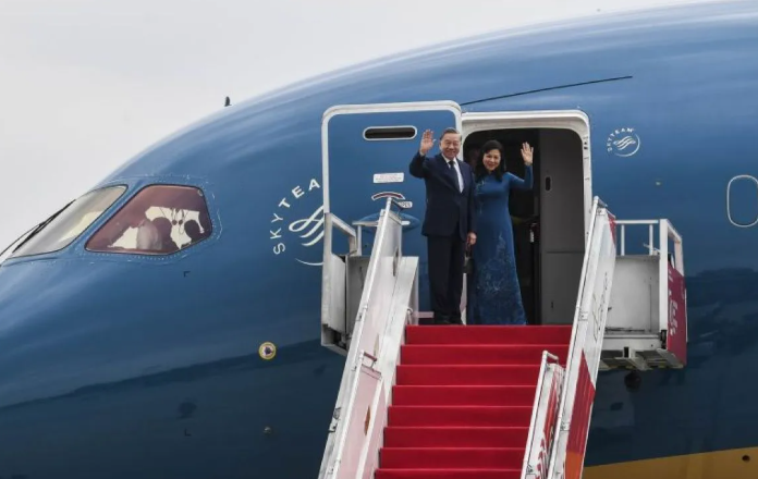 Presiden Vietnam sekaligus Sekjen Partai Komunis Vietnam To Lam (kiri) dan istrinya, Ngo Phu'o'ng Ly, melambaikan tangan sebelum meninggalkan Indonesia di Pangkalan Udara TNI AU Halim Perdanakusuma, Jakarta, Selasa (11/3/2025). (ANTARA FOTO/Galih Pra <b>(Antara)</b>