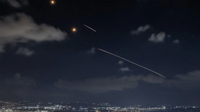 Sejumlah dentuman terdengar di wilayah Tel Aviv pada Senin, 8 Juni 2026, setelah militer Israel mendeteksi serangan rudal terbaru yang diluncurkan dari Iran.