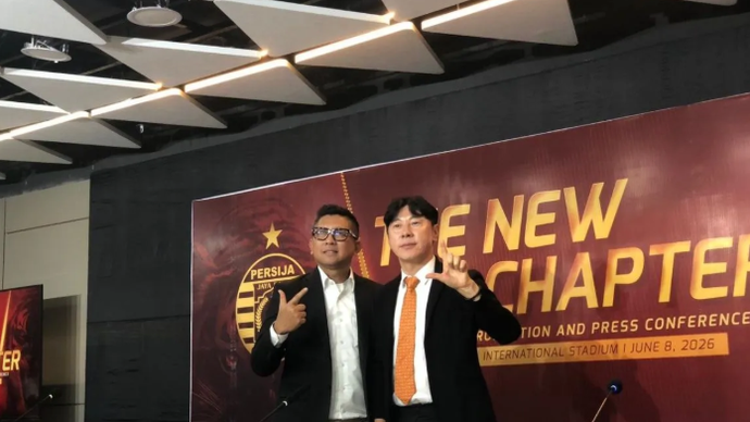 Presiden klub Persija Jakarta Mohammad Prapanca (kiri) dan pelatih baru Persija Shin Tae-yong berpose di Jakarta International Stadium (JIS), Jakarta Utara, Senin (8/6/2026). (ANTARA/Zaro Ezza Syachniar)