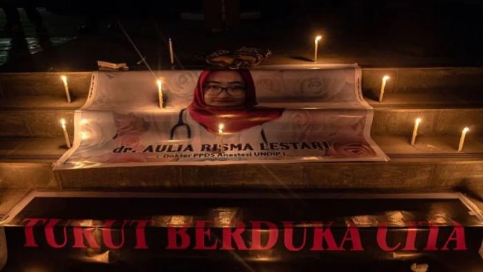 Arsip foto - Sejumlah lilin menghiasi poster duka cita atas meninggalnya salah satu mahasiswi Program Pendidikan Dokter Spesialis (PPDS) Anestesi berinisial ARL (30) dengan dugaan perundungan saat aksi lilin sebagai simbol berkabung Badan Eksekutif M <b>(Antara)</b>