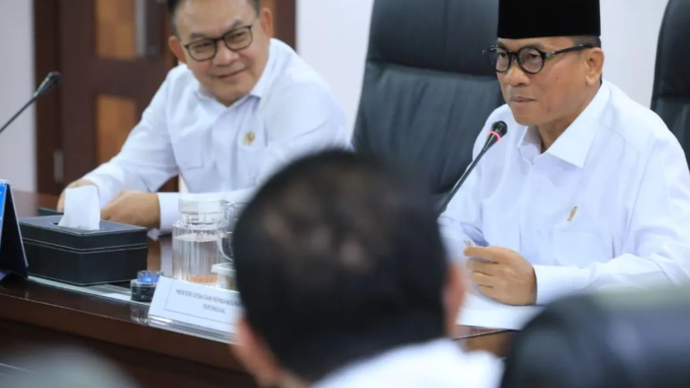 Menteri Desa dan Pembangunan Daerah Tertinggal (Mendes PDT) Yandri Susanto (kiri) dalam rapat bersama Kantor Staf Kepresidenan di Jakarta, Senin (8/6/2026). ANTARA/HO - Kemendes PDT