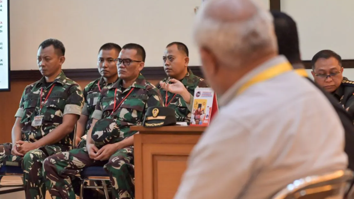 Terdakwa kasus penyiraman air keras kepada aktivis KontraS Andrie Yunus, Serda Edi Sudarko (kedua kanan), Lettu Budhi Hariyanto Cahyono (kiri), Lettu Sami Lakka (kedua kiri), dan Kapten Nandala Dwi Prasetya (kanan) menjalani sidang lanjutan di Pengadilan Militer II-08, Jakarta, Kamis (7/5/2026), Sidang tersebut beragendakan mendengarkan tiga saksi ahli yang dihadirkan penasehat hukum terdakwa yaitu Psikolog dari Pusat Psikologi TNI Kolonel Arh Agus Syahrudin, pakar psikologi forensik Reza Indragiri Amriel dan mantan Kepala Badan Intelijen Strategis (BAIS) Laksda TNI (Purn) Soleman Ponto. ANTARA FOTO/Fakhri Hermansyah/foc. (ANTARA FOTO/FAKHRI HERMANSYAH)