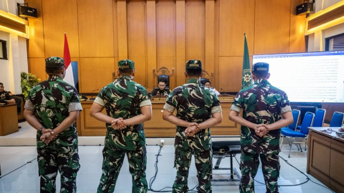 Terdakwa kasus penyiraman air keras kepada aktivis KontraS Andrie Yunus, Lettu Sami Lakka (kiri), Kapten Nandala Dwi Prasetya (kedua kiri), Lettu Budhi Hariyanto Widhi Cahyono (kedua kanan) dan Serda Edi Sudarko (kanan) menjalani sidang pembacaan putusan di Pengadilan Militer II-08, Jakarta, Rabu (10/6/2026). Majelis hakim memvonis keempat terdakwa tersebut yakni Serda Edi Sudarko selama tiga tahun dan enam bulan penjara, Lettu Budhi Hariyanto Widhi Cahyono dua tahun dan enam bulan penjara, Kapten Nandala Dwi Prasetya dua tahun penjara, dan Lettu Sami Lakka selama satu tahun dan enam bulan penjara serta pidana tambahan berupa pemecatan dari dinas militer khusus kepada Serda Edi dan Lettu Budhi. ANTARA FOTO/Bayu Pratama S/nz