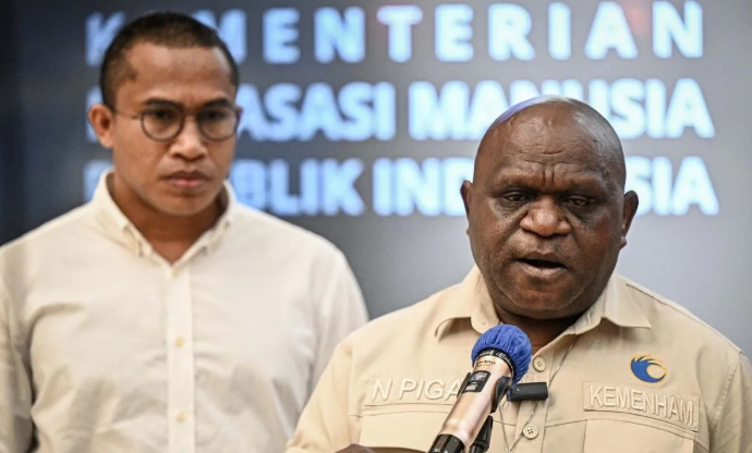 Menteri Hak Asasi Manusia Natalius Pigai (kanan) didampingi Stafsus Menteri HAM bidang pemenuhan HAM Yosef Sampurna Nggarang (kiri) memberikan keterangan pers di Kantor Kementerian HAM, Jakarta, Senin (4/5/2026). Menteri HAM Natalius Pigai menanggapi <b>(Antara)</b>