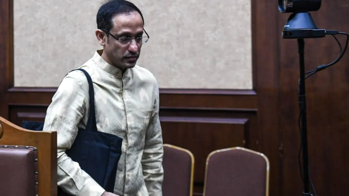 Terdakwa kasus dugaan korupsi pengadaan Chromebook dalam program digitalisasi pendidikan di Kemendikbudristek Nadiem Anwar Makarim berjalan untuk menjalani sidang lanjutan di Pengadilan Tipikor, Jakarta, Selasa (9/6/2026). Sidang tersebut beragendakan pembacaan replik atau tanggapan dari Jaksa Penuntut Umum (JPU) terhadap pledoi atau nota pembelaan Nadiem Anwar Makarim. ANTARA FOTO/Muhammad Adimaja/YU