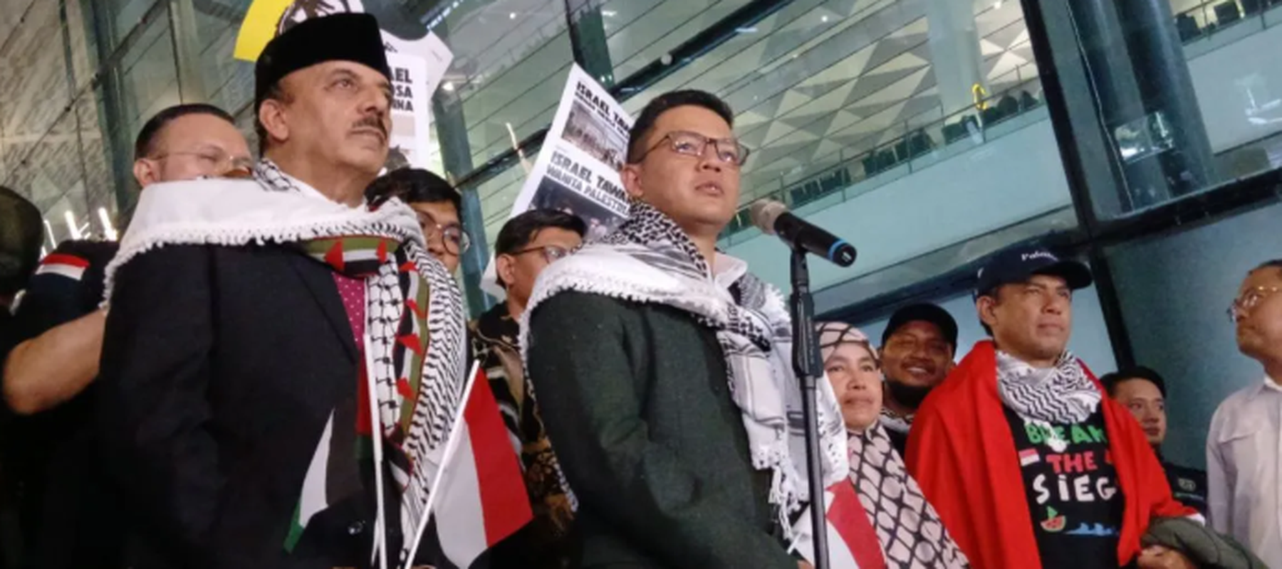 Menteri Luar Negeri (Menlu) RI Sugiono (kedua kanan) memberikan keterangan resmi terkait pemulangan sembilan WNI dari Israel melalui Bandara Internasional Soekarno-Hatta (Soetta), Tangerang, Banten. (ANTARA/Azmi Samsul M)