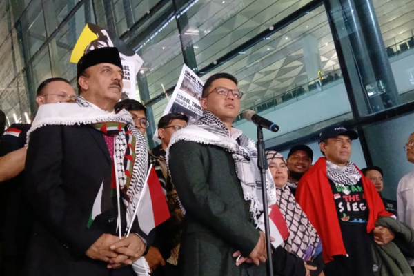Menteri Luar Negeri (Menlu) RI Sugiono (kedua kanan) memberikan keterangan resmi terkait pemulangan sembilan WNI dari Israel melalui Bandara Internasional Soekarno-Hatta (Soetta), Tangerang, Banten. (ANTARA/Azmi Samsul M)