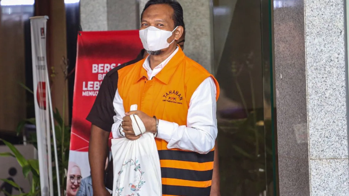 Terdakwa Harno Trimadi berjalan menuju mobil tahanan usai menjalani sidang lanjutan secara daring di Gedung Merah Putih KPK, Jakarta, Senin (25/9/2023). ANTARA FOTO/Asprilla Dwi Adha/foc.