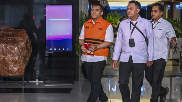 Tersangka kasus dugaan korupsi pengurusan izin tinggal warga negara asing (WNA) di Indonesia Silmy Karim (kiri) berjalan usai diperiksa di Gedung Merah Putih KPK, Jakarta, Senin (8/6/2026). ANTARA FOTO/Galih Pradipta/agr/am.