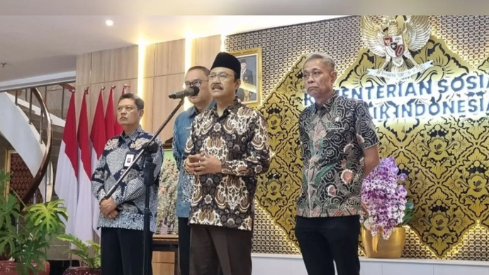 Menteri Sosial Saifullah Yusuf (tengah) dan Wakil Menteri Sosial Agus Jabo Priyono (kanan) dalam konferensi pers di Jakarta, Kamis (7/5/2026). ANTARA/Anita Permata Dewi