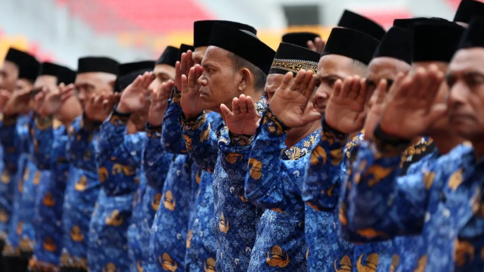 Arsip - Pegawai Pemerintah dengan Perjanjian Kerja (PPPK) paruh waktu menghadiri penyerahan Surat Keputusan (SK) Gubernur Aceh di stadion Lhong Raya, Banda Aceh, Aceh, Kamis (29/1/2026). Pemerintah Aceh menyerahkan SK kepada 5.468 orang PPPK paruh waktu formasi tahun 2025 untuk jabatan operator layanan operasional, penata layanan operasional, pengelola layanan operasional, pengelola umum operasional, perekam medis terampil serta guru ahli pertama yang ditempatkan di 23 kabupaten dan kota. ANTARA FOTO/Irwansyah Putra/bar (ANTARA FOTO/IRWANSYAH PUTRA)