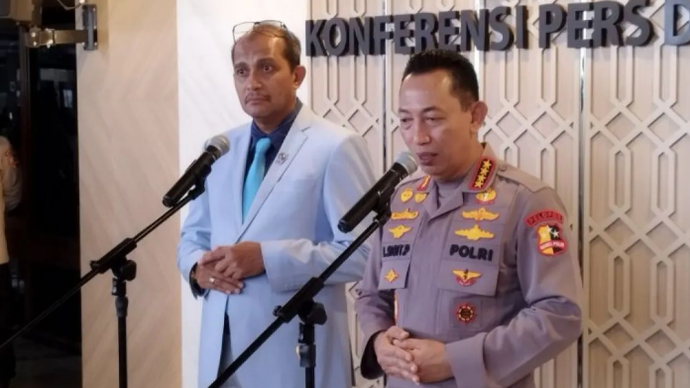 Kapolri Jenderal Polisi Listyo Sigit Prabowo bersama Wakil Menteri Hukum Eddy Hiariej saat konferensi pers di kompleks parlemen, Jakarta, Selasa (9/6/2026). ANTARA/Bagus Ahmad Rizaldi