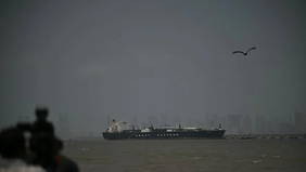 Insiden penembakan terhadap kapal sipil di perairan dekat Selat Hormuz memicu perbedaan klaim antara Amerika Serikat dan Iran. Kantor berita Tasnim News Agency melaporkan pasukan AS melepaskan tembakan ke dua kapal sipil yang mengangkut barang dari K