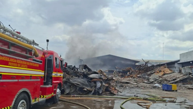 Api kebakaran yang melanda gudang plastik di Jalan Peternakan Raya, Kelurahan Kapuk, Cengkareng, Jakarta Barat, masih belum sepenuhnya padam hingga memasuki hari kedelapan proses penanganan pada Senin, 25 Mei 2026 dini hari.