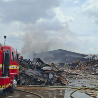 Kebakaran Gudang Plastik di Cengkareng Masih Berasap di Hari ke-8, Petugas Lakukan Pembongkaran Material