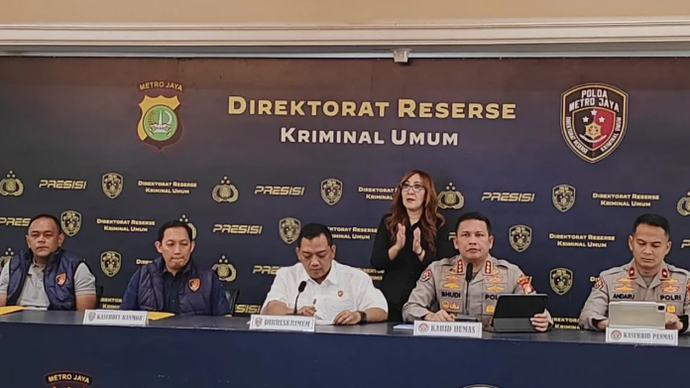 Dirreskrimum Polda Metro Jaya, Kombes Pol Iman Imanuddin (tengah) bersama Kabid Humas Polda Metro Jaya, Kombes Pol Budi Hermanto (kedua dari kanan) saat konferensi pers di Jakarta, Selasa (9/6/2026). ANTARA/Ilham Kausar