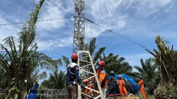 petugas PLN melakukan pemasangan tower emergency guna mempercepat sistem kelistrikan. ANTARA/HO-PLN UID Sumatera Utara.