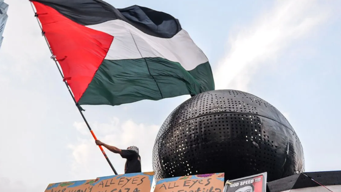 Massa dari Solidaritas Seni untuk Palestina mengibarkan bendera Palestina saat mengikuti aksi solidaritas bagi WNI dan Jurnalis yang diculik Israel. Aksi solidaritas tersebut digelar Jalan Asia Afrika, Bandung, Jawa Barat, Selasa (19/5/2026). ANTARA FOTO/Raisan Al Farisi/agr
