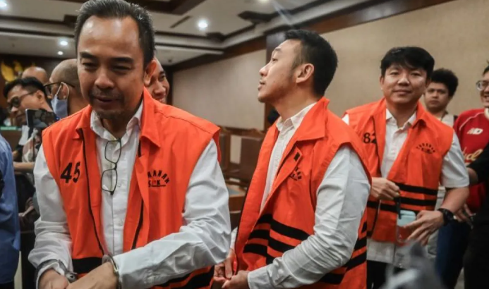 Tiga terdakwa kasus dugaan suap kepada sejumlah pejabat di Direktorat Jenderal Bea dan Cukai Kementerian Keuangan John Field (kiri), Dedy Kurniawan (tengah) dan Andri (kanan) bersiap meninggalkan ruangan usai menjalani sidang dengan agenda pembacaan  <b>(Antara)</b>