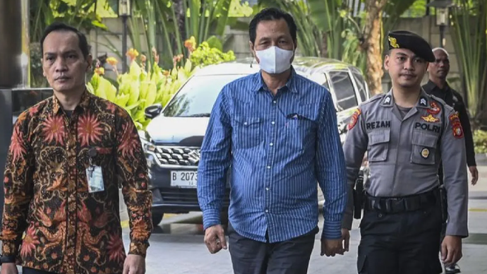 Bupati Muara Enim Edison (tengah) dikawal petugas setibanya di Gedung Merah Putih KPK, Jakarta, Selasa (9/6/2026). Edison tiba di KPK untuk menjalani pemeriksaan lanjutan setelah terjaring dalam operasi tangkap tangan terkait dugaan korupsi pengadaan barang dan jasa di lingkungan Dinas Pendidikan dan Kebudayaan Kabupaten Muara Enim. ANTARA FOTO/Galih Pradipta/agr