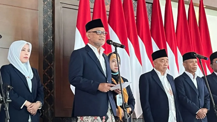 Menteri Haji dan Umrah Mochamad Irfan Yusuf memimpin konferensi pers kepulangan Amirul Hajj di Bandara Soekarno Hatta, Banten, Senin (8/6/2026). ANTARA/Asep Firmansyah