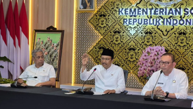 Menteri Sosial Saifullah Yusuf membebastugaskan sementara dua pejabat di lingkungan Kementerian Sosial (Kemensos) guna mempermudah proses evaluasi dan investigasi terkait pengadaan barang dan jasa, khususnya perlengkapan sepatu untuk siswa Sekolah Ra