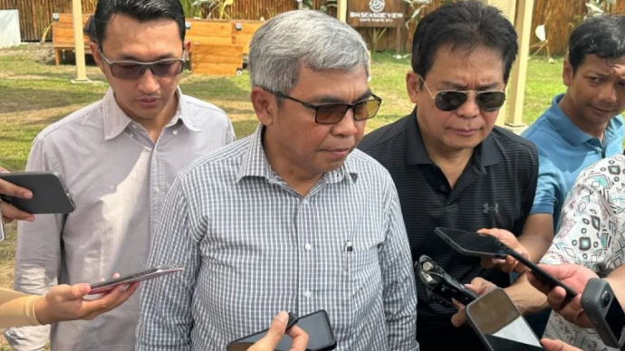 Ketua Komisi Pemberantasan Korupsi Setyo Budiyanto (kedua kiri) bersama Wakil Ketua KPK Johanis Tanak (kedua kanan) dan Juru Bicara KPK Budi Prasetyo (kiri) memberikan keterangan di Kabupaten Serang, Banten, Kamis (21/5/2026). (ANTARA/Rio Feisal)
