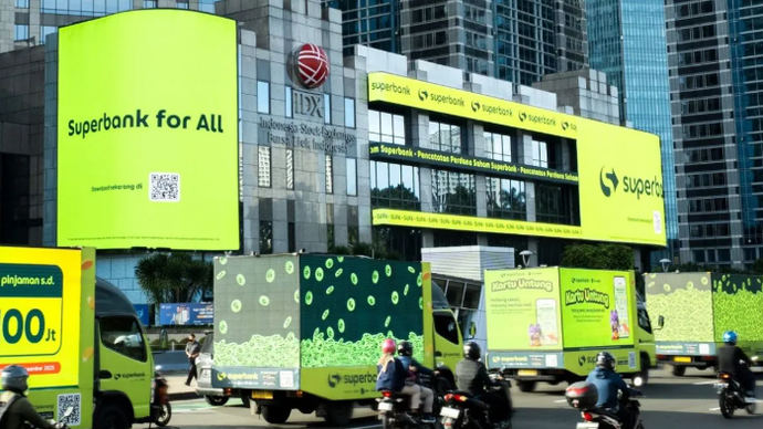 Armada promosi Superbank melintas di depan Gedung Bursa Efek Indonesia (BEI) di Jalan Sudirman, Jakarta. (Antara/HO/Superbank)