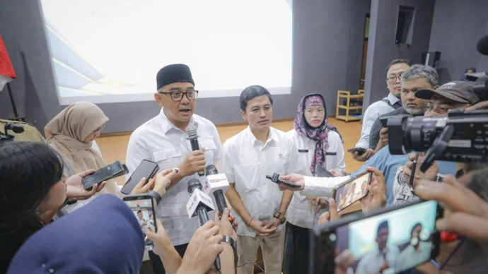 Wakil Menteri Kesehatan Dante Saksono Harbuwono bersama Wali Kota Bandung Muhammad Farhan, dan Kepala Dinas Kesehatan Jawa Barat Raden Vini Adiani Dewi memberikan keterangan di Gedung Dinkes Jabar, Bandung, Selasa (12/5/2026). ANTARA/HO Pemkot Bandung