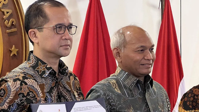 Menteri Transmigrasi (Mentrans) M Iftitah Sulaiman Suryanagara (kiri) bersama Kepala SKK Migas Djoko Siswanto menunjukkan nota kesepahaman terkait pemanfaatan Hak Pengelolaan Lahan (HPL) transmigrasi Samboja, Kabupaten Kutai Kartanegara, Kalimantan Timur, untuk pengembangan potensi minyak dan gas bumi (migas) di Jakarta, Senin (4/5/2026). ANTARA/Putu Indah Savitri/am.