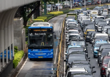 Bus Transjakarta melintas di Jalan Jenderal Sudirman, Jakarta. Antara Foto/Bayu Pratama S/rwa.