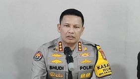 Sebuah video viral menghebohkan media sosial. Dalam rekaman tersebut, terlihat seorang pria mengaku sebagai anak anggota Propam Polda Metro Jaya dan disebut-sebut membawa mobil yang diklaim sebagai barang bukti kasus.