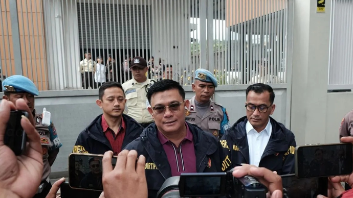 Direktur Dit Tipideksus Bareskrim Polri, Brigjen Pol Ade Safri Simanjuntak (tengah) saat menjelaskan kegiatan penggeledahan terkait tindak pidana minerba dan TPPU di Sidoarjo , Jawa Timur, Kamis (12/3/2026). (ANTARA/Fahmi Alfian)