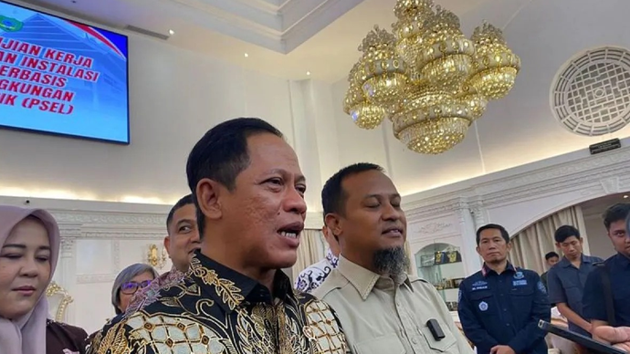 Menteri Lingkungan Hidup (LH) RI Hanif Faisol Nurofiq didampingi Gubernur Sulsel Andi Sudirman Sulaiman (kanan) menjawab pertanyaan awak media di Makassar, Sulaweis Selatan, Sabtu (4/4/2026). ANTARA/Nur Suhra Wardyah/aa.