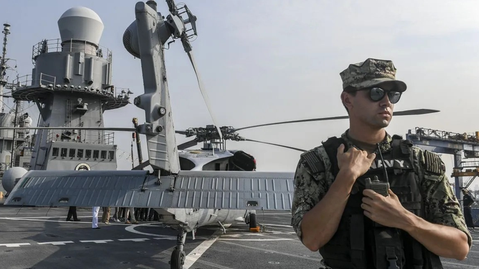 Personel Angkatan Laut Amerika Serikat berjaga di Kapal USS Blue Ridge (LCC 19) saat berlabuh di dermaga JICT 2, Pelabuhan Tanjung Priok, Jakarta, Rabu (26/7/2023). USS Blue Ridge (LCC-19) yang merupakan kapal komando amfibi Armada ke-7 Amerika Serik