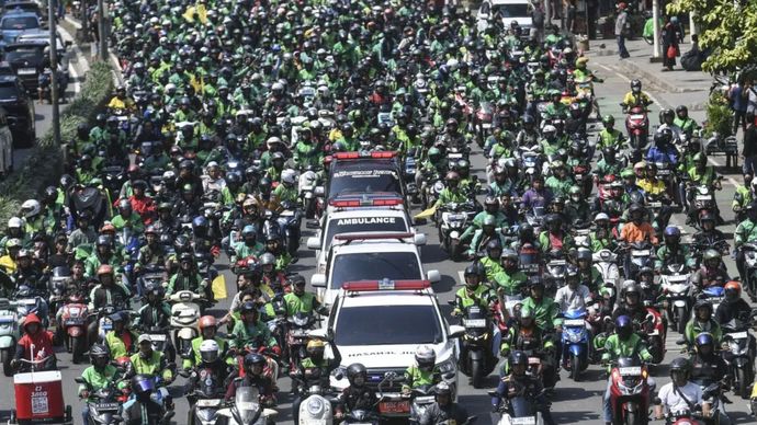Ribuan pengemudi ojol antar jenazah Affan Kurniawan ke TPU Karet Bivak