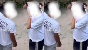 Beredar potongan video memperlihatkan dua sejoli melakukan aksi mesum di salah satu pantai di Bali. Hal tersebut menjadi viral di media sosial.